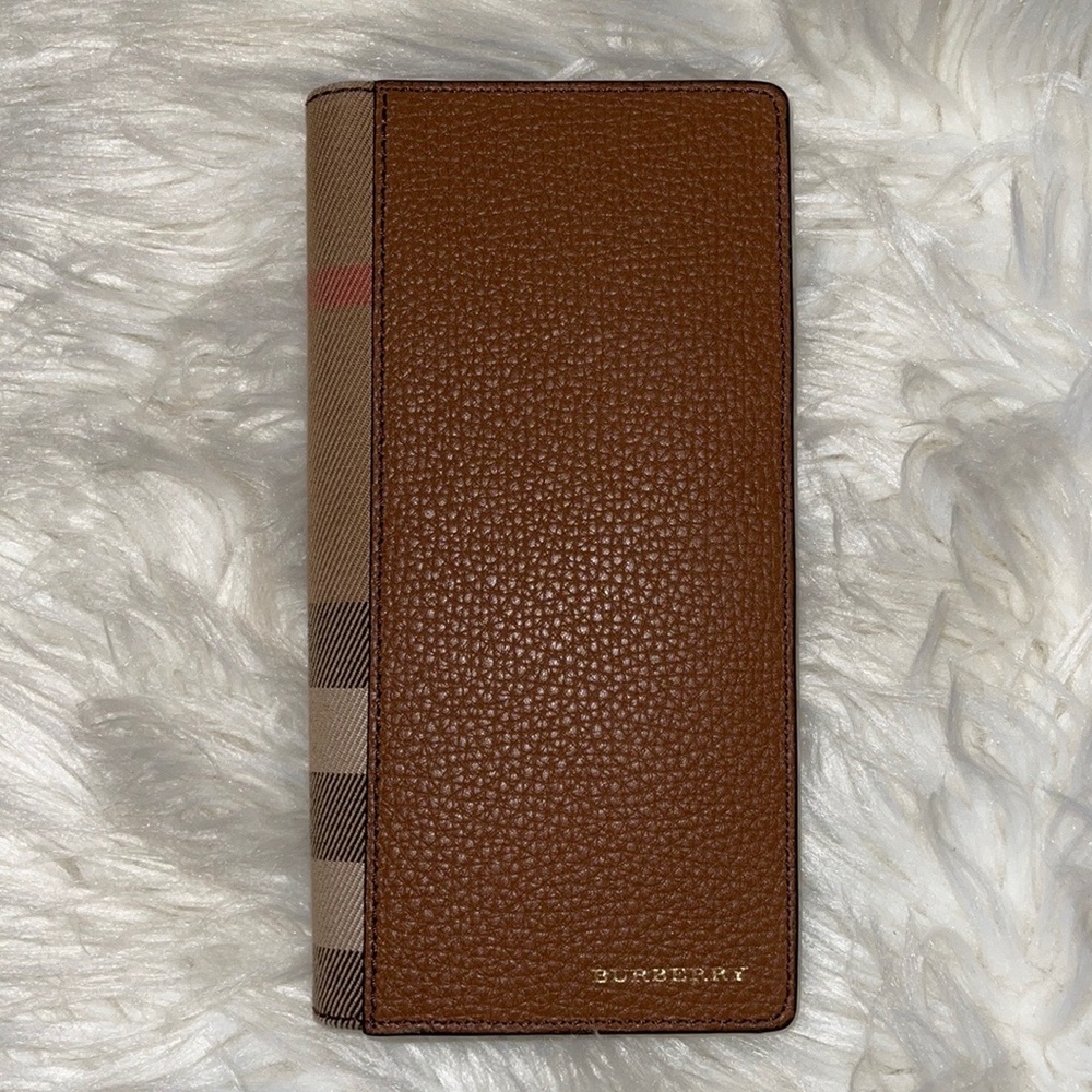 Burburry men’s or women’s Wallet.